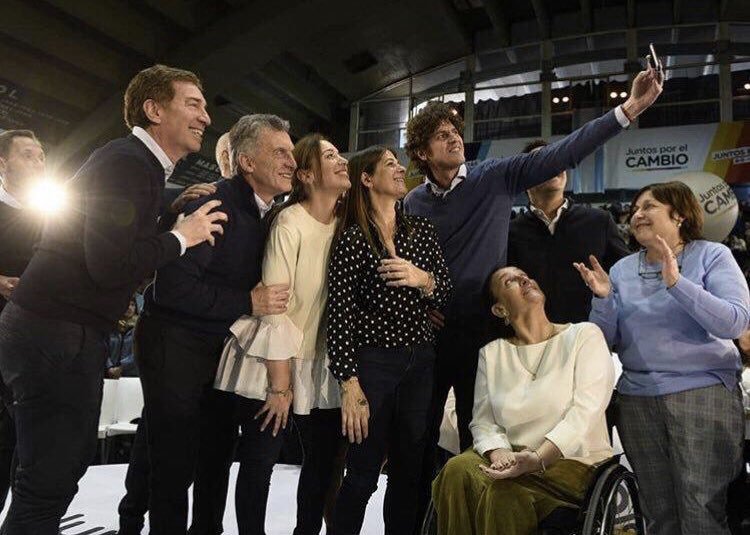 Furor en las redes: Michetti no entró en la selfie de Lousteau 1