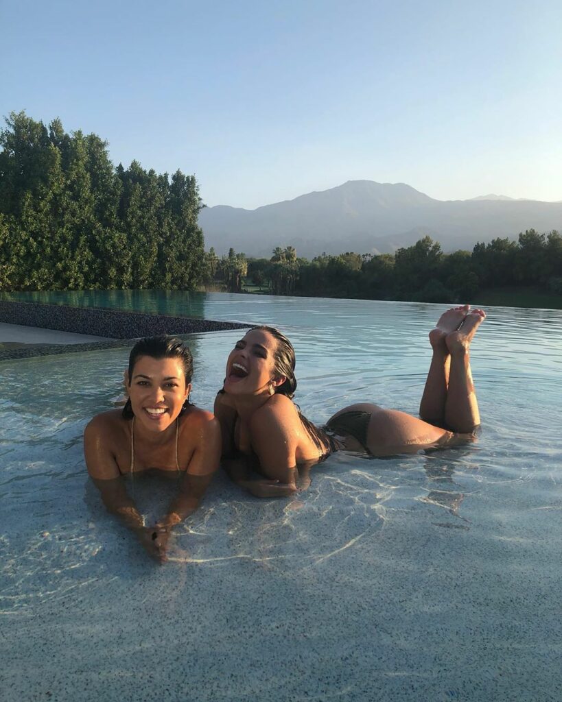 Kourtney Kardashian y Addison Rae