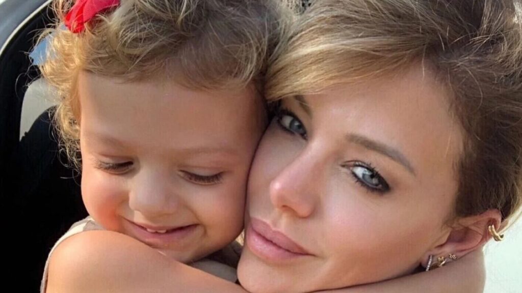La reacción de la hija de Evangelina Anderson al conocer a Camilo - Vimarsana News