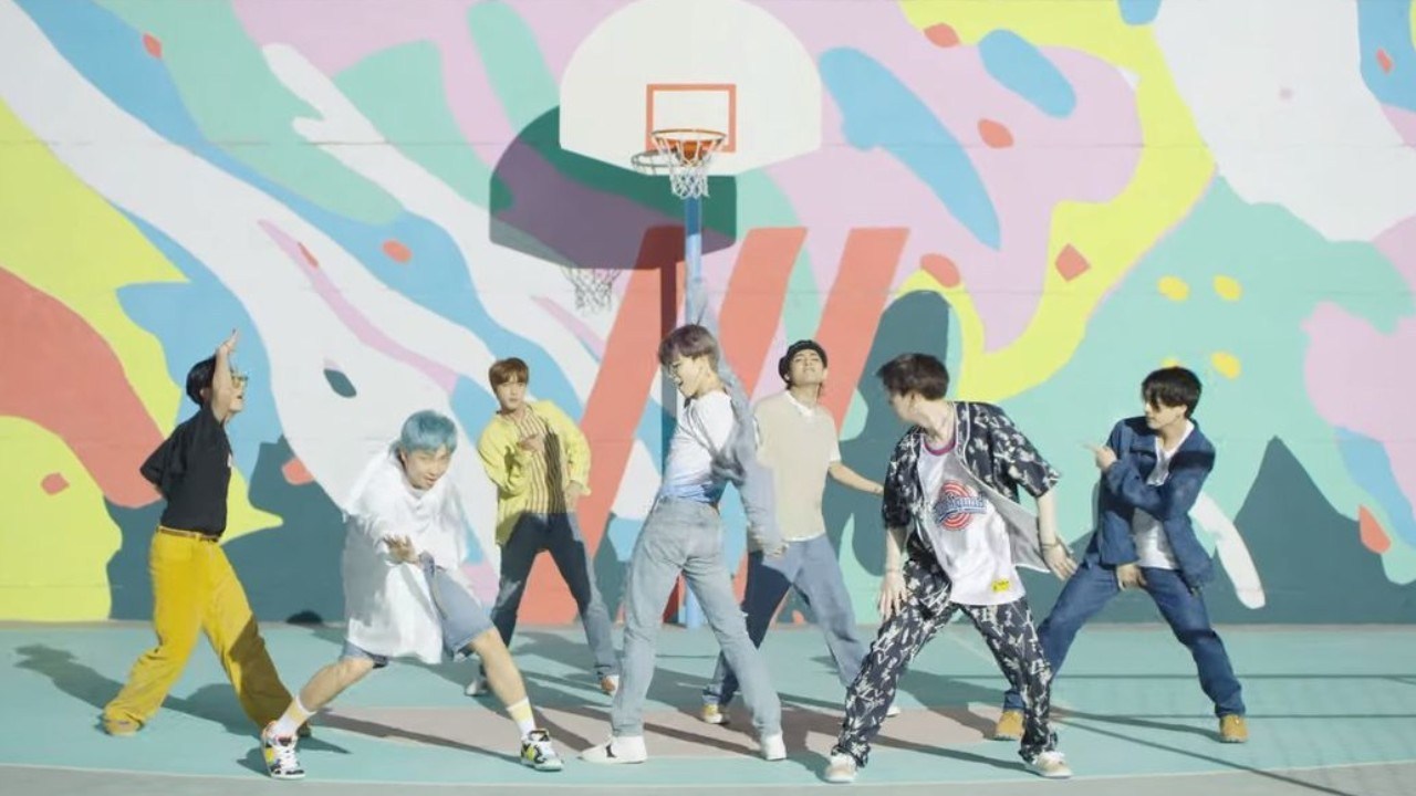 "Dynamite" de BTS rompe un nuevo récord en Billboard CELEBRITIES El