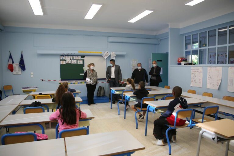 Francia los niños en las escuelas deberán llevar barbijo