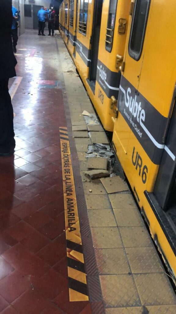 Descarriló una formación de subte de la Línea E y hay dos heridos leves SOCIEDAD El Intransigente