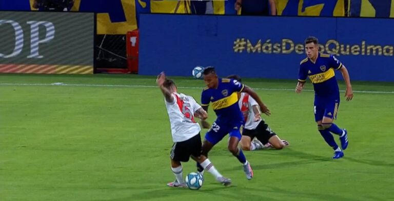 ¡De lujo! El bestial caño de Villa a Zuculini que se hizo ¡De lujo! El bestial caño de Villa a Zuculini que se hizo