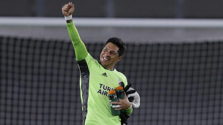 Furor en River: salió a la venta un muñeco de Enzo Pérez arquero RIVER
