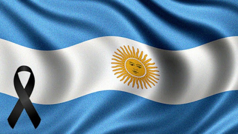La bandera nacional está de luto y enferma de nostalgia ...