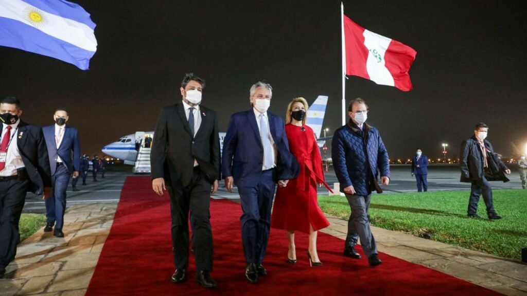 Alberto Fernández llegó a Perú y reivindicó la figura de un prócer - Vimarsana News