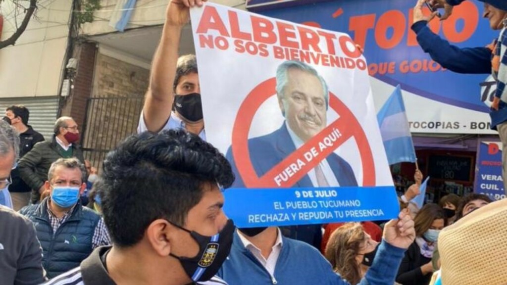 Bocinazos, piedrazos y hasta renuncia de un funcionario: las visitas accidentadas de Alberto Fernández al interior del país - Vimarsana News