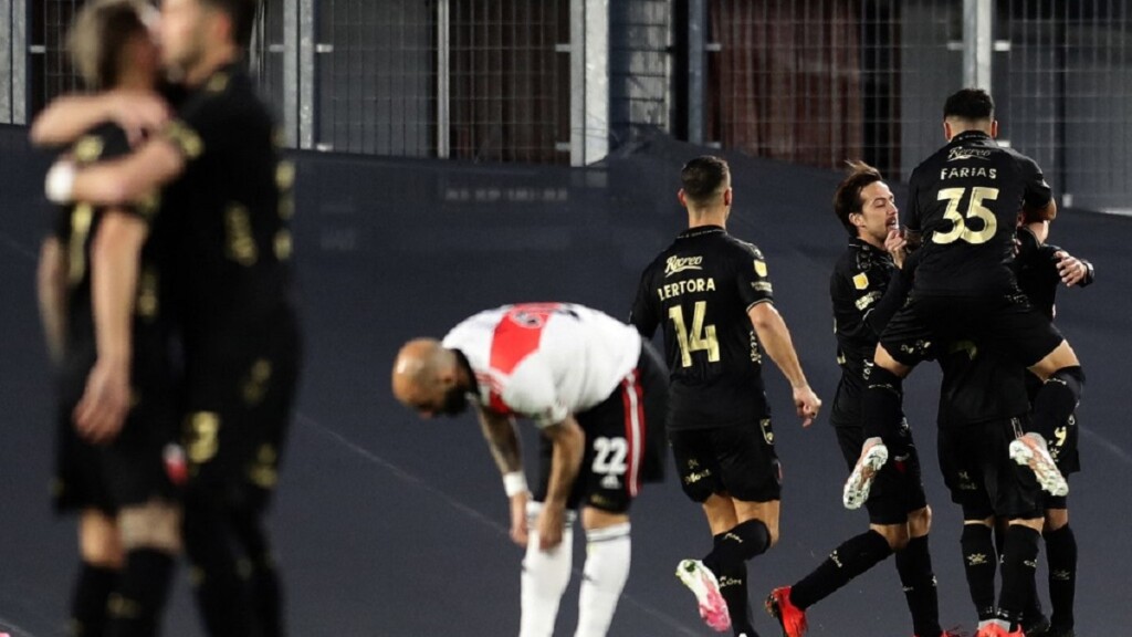 Un debut con sabor amargo: con uno menos, Colón le ganó a River en el Monumental - Vimarsana News