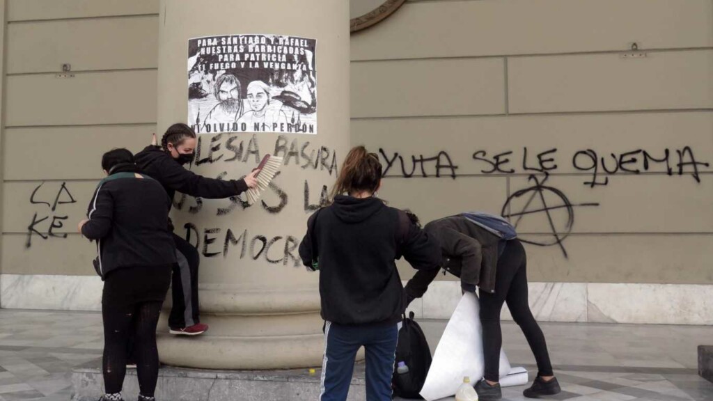 Manifestantes pintaron fuertes mensajes en las paredes de la Catedral Metropolitana durante una protesta en la Plaza de Mayo - Vimarsana News