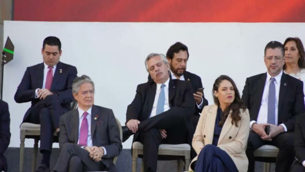 Alberto-Fernandez-dormido-en-Colombia-1024x576