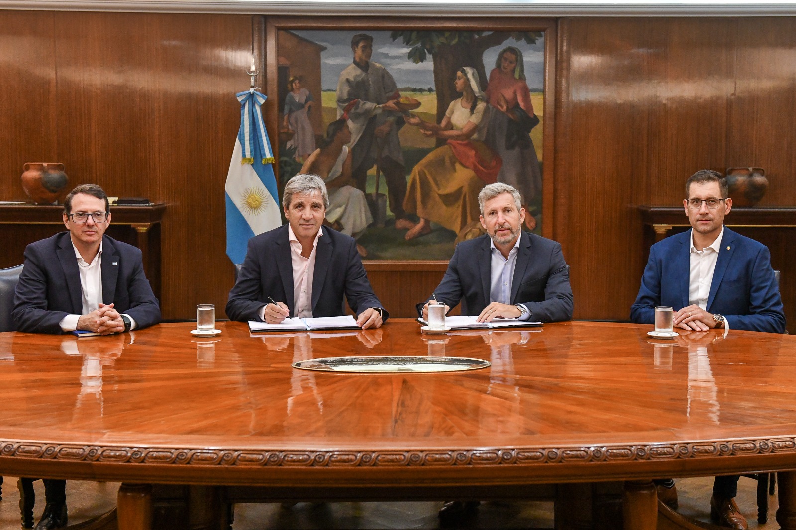 Luis Caputo recibió en