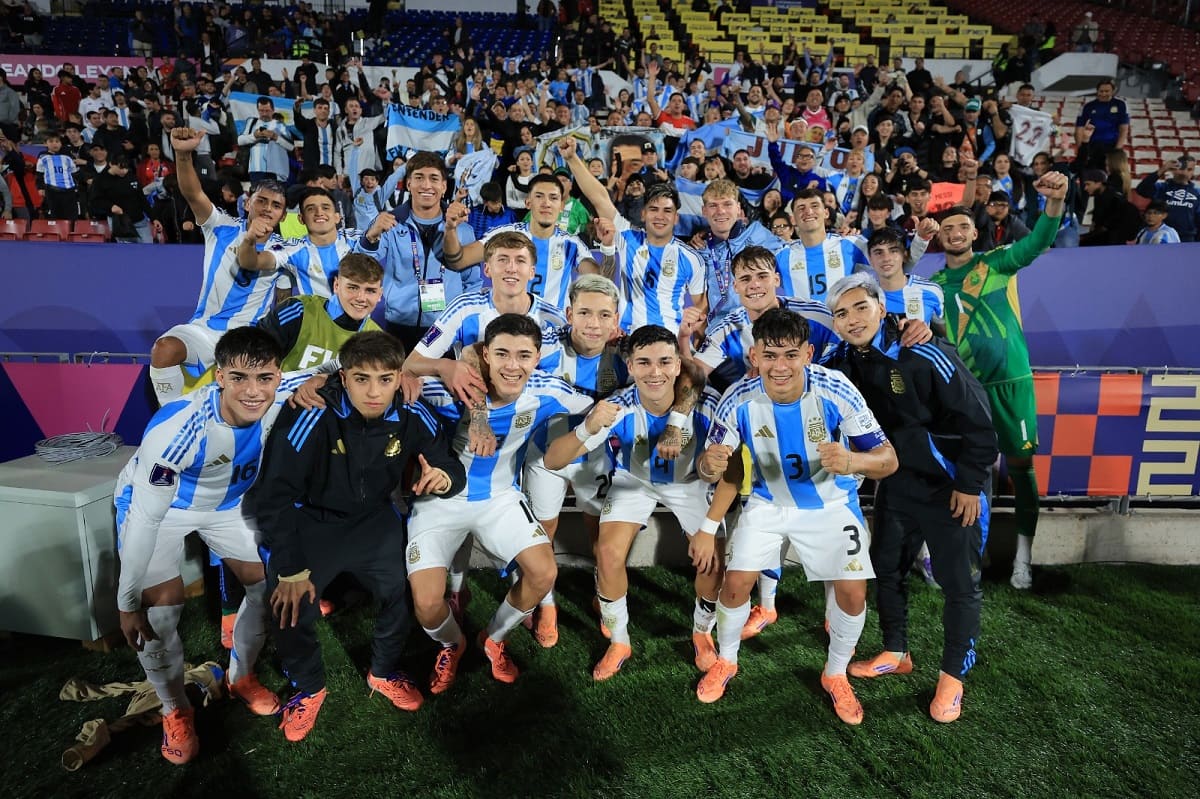 Se cambió el apellido por su papá del «corazón» y es figura en el Sub 20 de Argentina