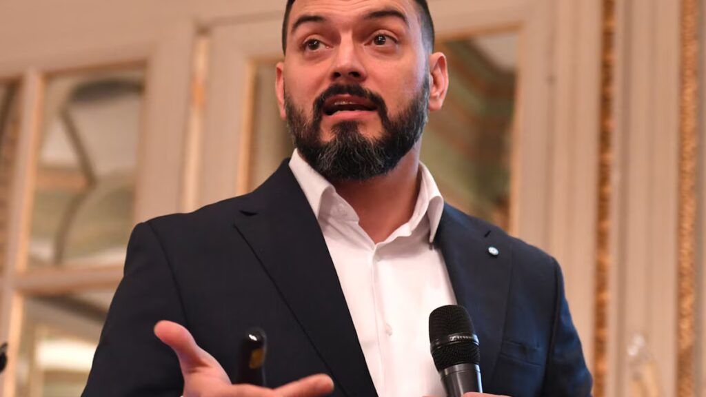 Emanuel Álvarez Agis en entrevista