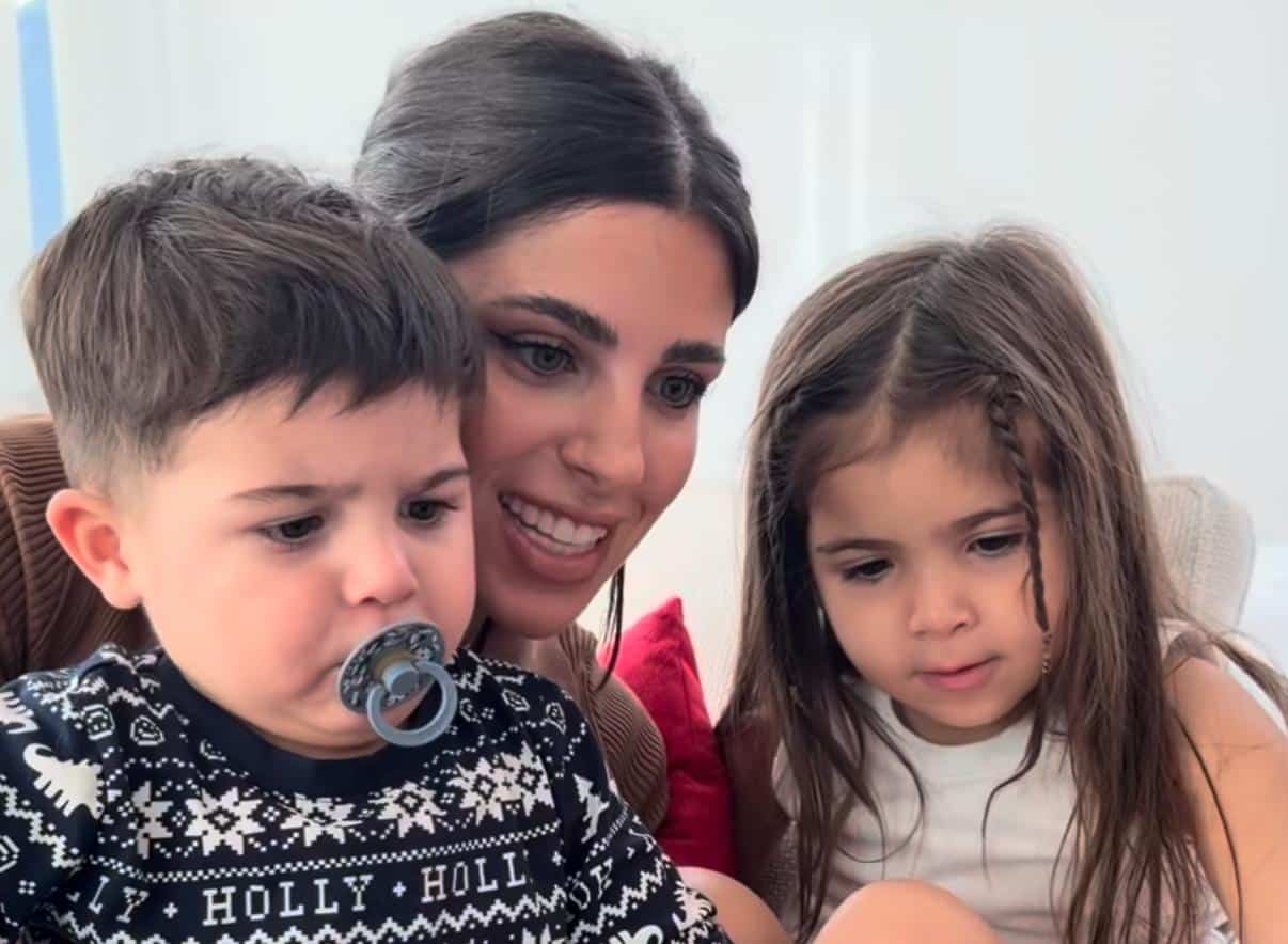 Valentina Cervantes junto a sus hijos.