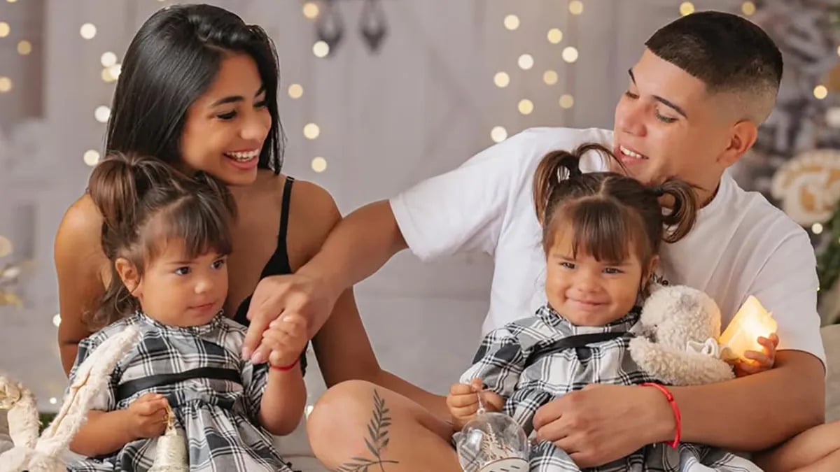 Daniela Celis y Thiago Medina con sus hijas
