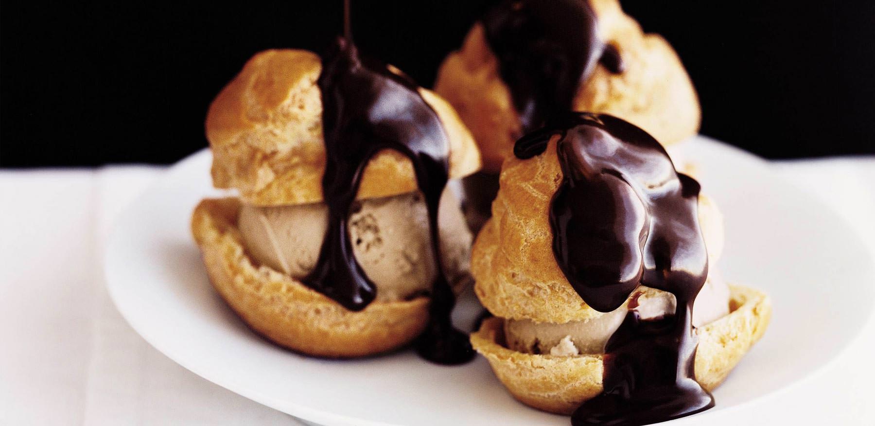 Profiteroles rellenos con crema pastelera de Donato de Santis