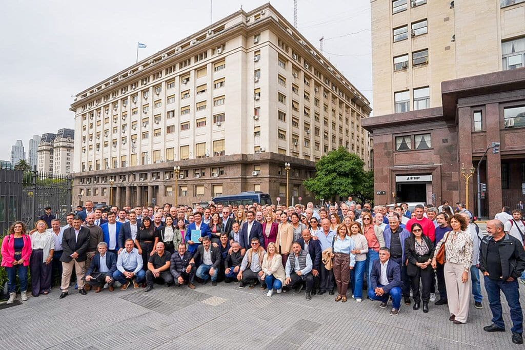 Intendentes marchan al Ministerio de Capital Humano por la asfixia a comedores