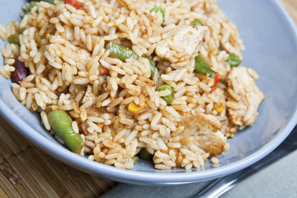 Receta de arroz salteado con pollo: fácil y rápida