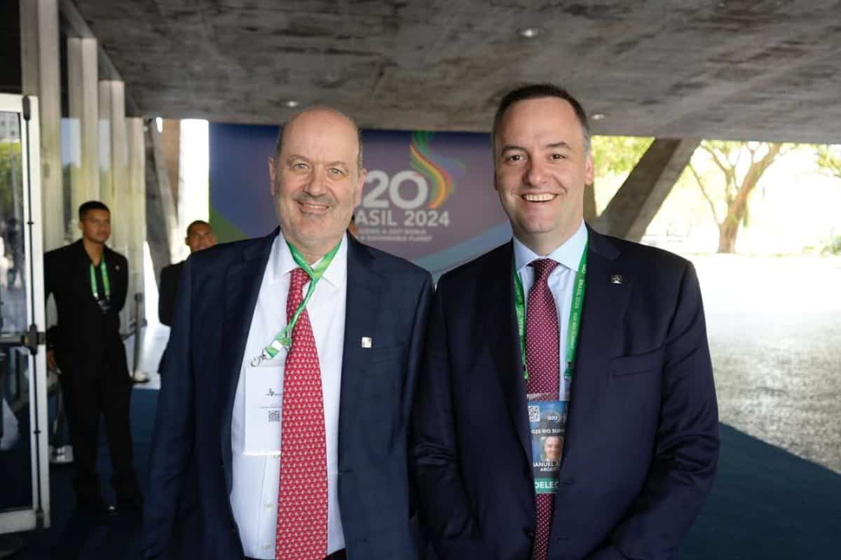 Federico Sturzenegger y Manuel Adorni
