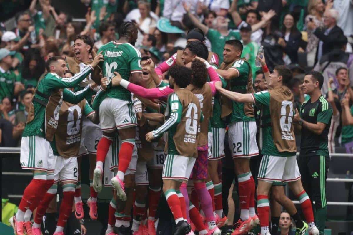 Dos goles y tres rojas: México venció a Sudáfrica 
