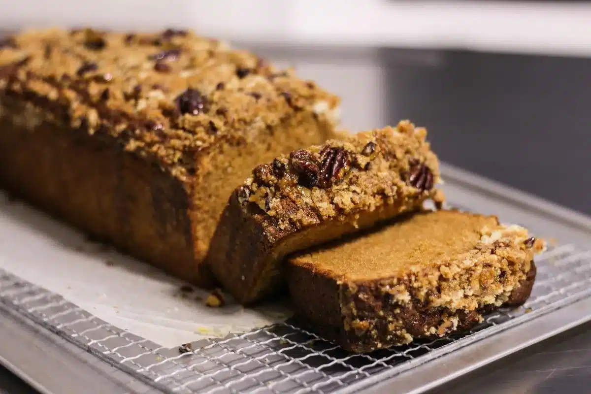 Explicar cómo preparar un budín de café y nueces ideal para acompañar la merienda. Destacar el intenso aroma del café, la textura húmeda de la masa y el toque crocante que aportan las nueces. Detallar los ingredientes principales, el paso a paso de la receta y los consejos para lograr un budín esponjoso y lleno de sabor. Resaltar que es una alternativa diferente a los clásicos budines de naranja o limón y que puede prepararse con ingredientes simples. Optimizar para Google Discover y búsquedas relacionadas con recetas caseras