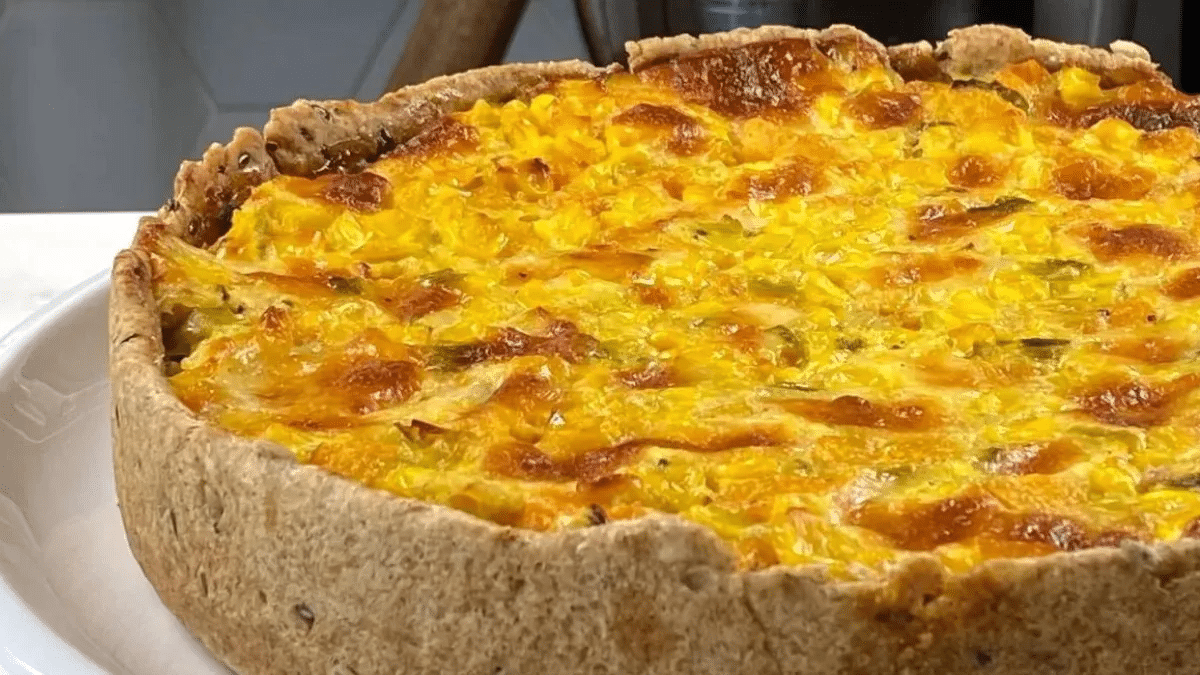 Torta soufflé de cebolla: la receta que resuelve la cena en 