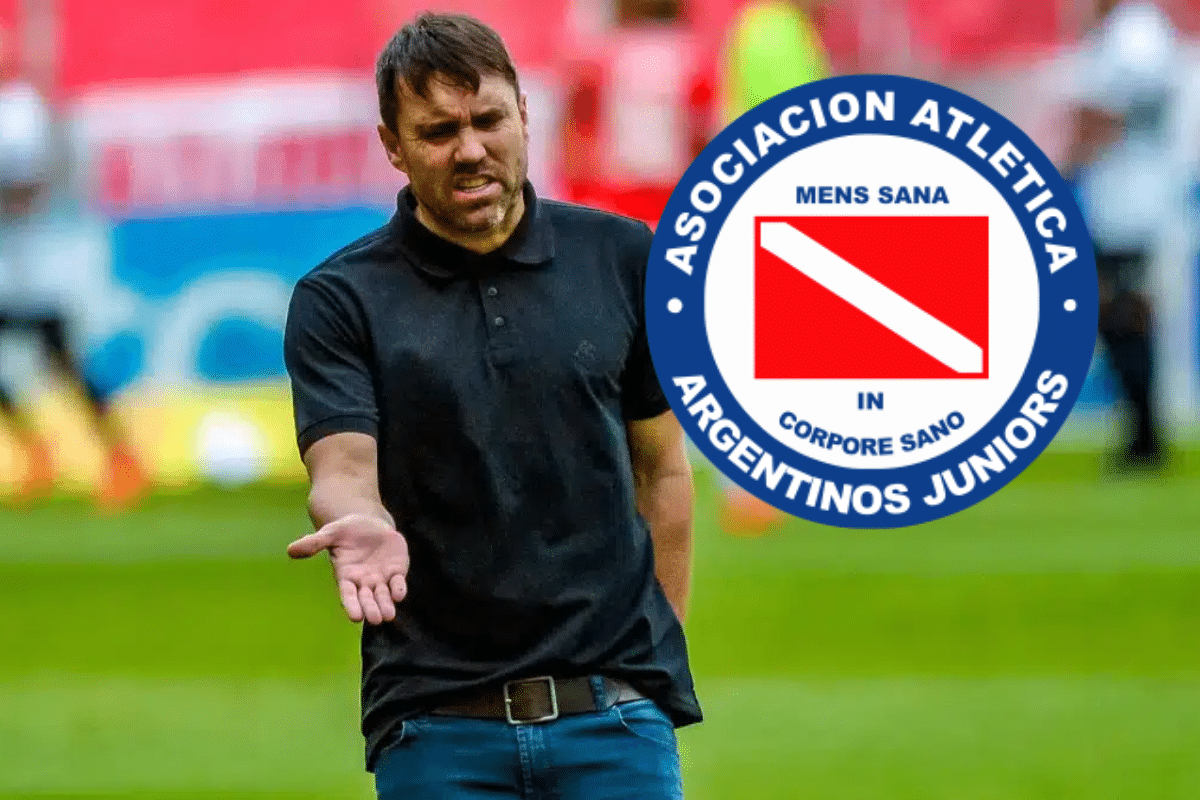 Coudet, DT de River y el logo de Argentinos Juniors