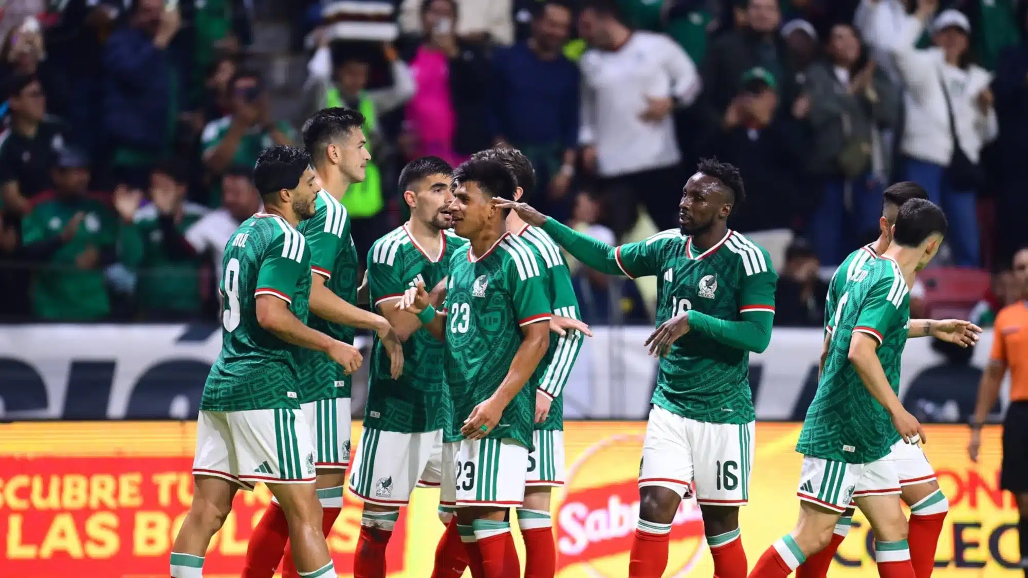 En un partido con tres expulsiones, México arrancó