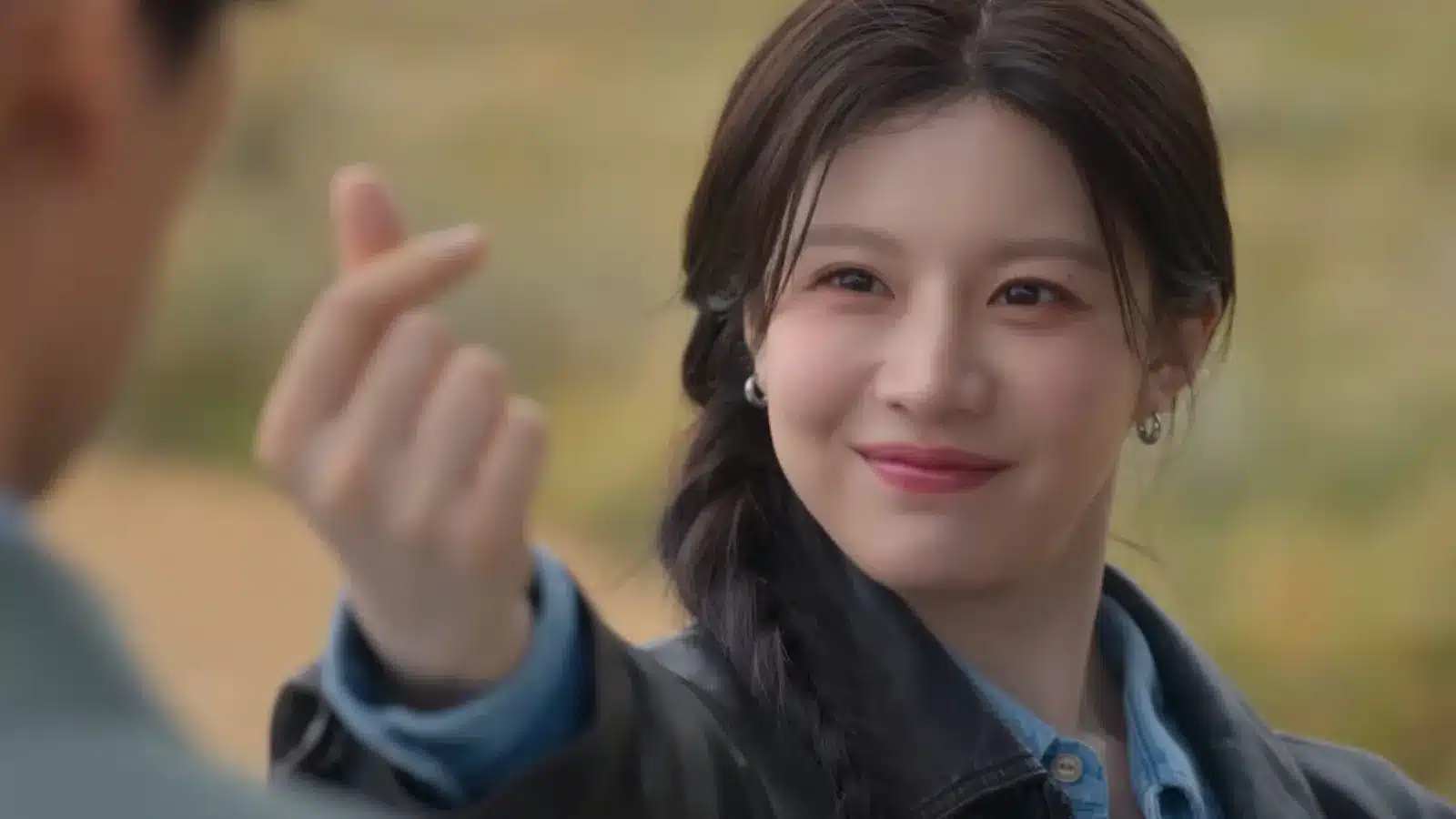 Redactar una nota periodística sobre Can This Love Be Translated?, la comedia romántica coreana que se convirtió en una de las recomendaciones más destacadas del catálogo de Netflix en 2026. Explicar que la historia sigue a Joo Ho-jin, un intérprete políglota, y Cha Mu-hee, una actriz de fama internacional, quienes terminan trabajando juntos en un reality de citas mientras recorren distintos países. Analizar cómo la serie utiliza las diferencias de idioma y los malentendidos para construir una historia de amor original, alejándose de los clichés habituales del género. Destacar que la producción fue escrita por las reconocidas hermanas Hong, creadoras de éxitos como Alchemy of Souls y Hotel del Luna, y explicar por qué la química entre Kim Seon-ho y Go Youn-jung fue uno de los aspectos más elogiados por la crítica y el público.