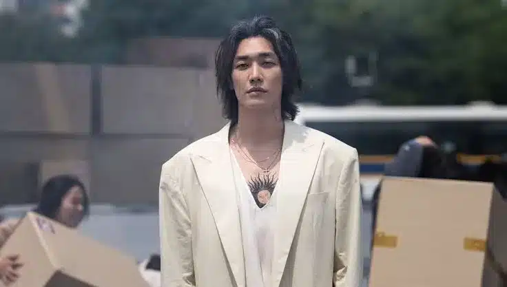 Redactar una nota periodística sobre Trigger, el nuevo thriller coreano de Netflix que se convirtió en una de las series más comentadas de la plataforma por su historia de alto impacto. Explicar que la trama se desarrolla en una Corea del Sur donde las armas de fuego están prácticamente prohibidas, hasta que una misteriosa ola de armamento ilegal comienza a aparecer en manos de ciudadanos comunes, desatando una crisis sin precedentes. Desarrollar quiénes son los protagonistas, cuál es el conflicto central y por qué la serie se diferencia de otros thrillers coreanos al abordar temas como la violencia, la justicia y el miedo social. Analizar las primeras reacciones de la crítica y de los espectadores, destacando cómo su ritmo, las escenas de acción y el suspenso la posicionaron entre las producciones más comentadas de Netflix. Evitar spoilers importantes y optimizar para Google Discover utilizando la palabra clave "Trigger Netflix".