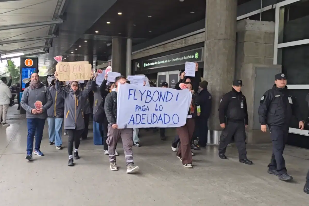 Qué hay detrás de los 700 despidos en Flybondi: sueldos impagos, un embargo y un dueño vinculado a Javier Milei
