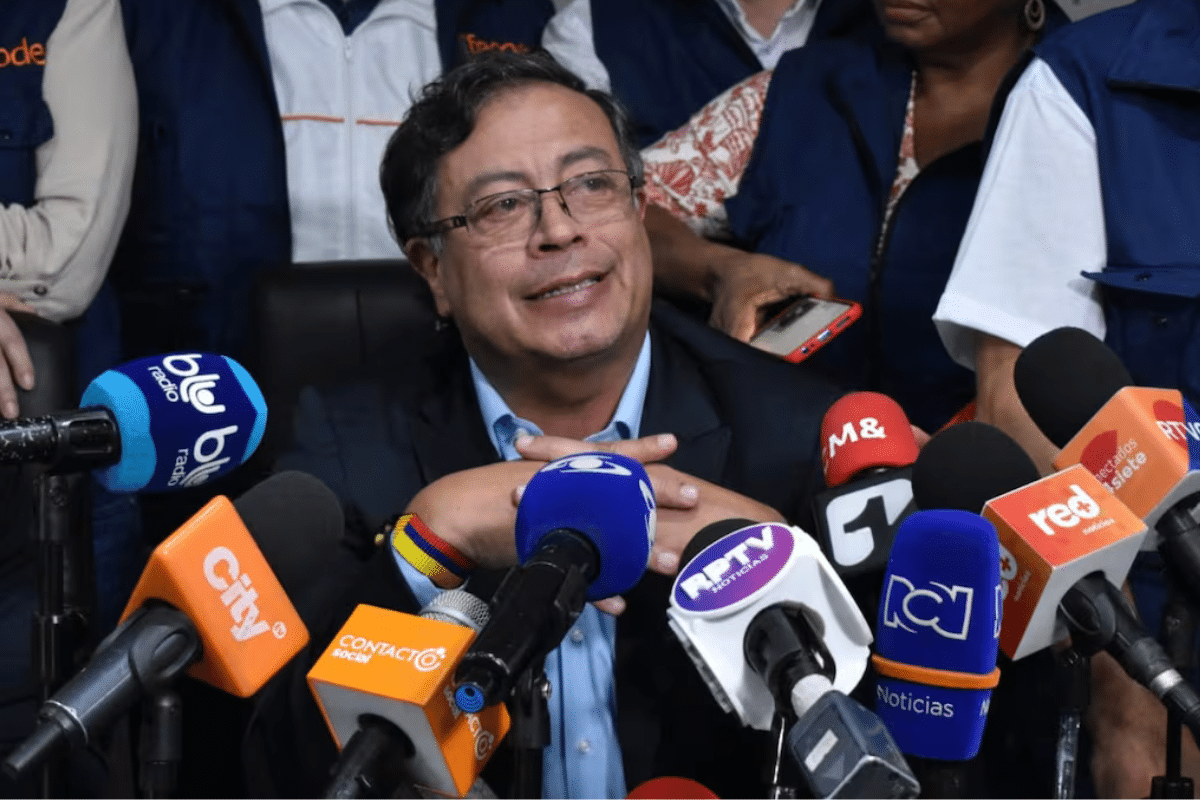 Gustavo Petro disparó contra el entorno del exasesor de Javier Milei: “Se comprobó que es de la CIA”