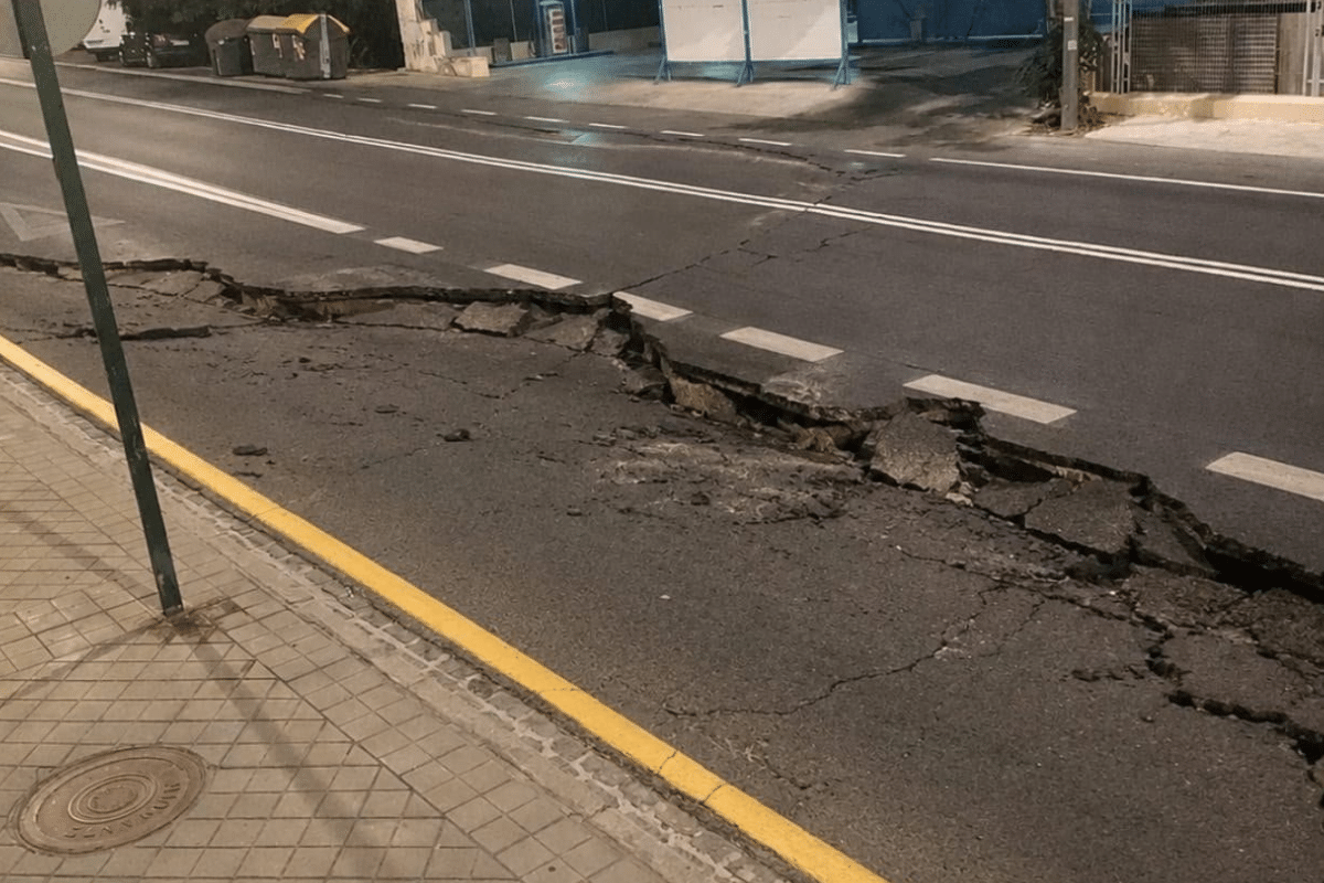 Videos: un terremoto de 7,7 sacudió Indonesia y un sismo de 5,2 provocó pánico en España
