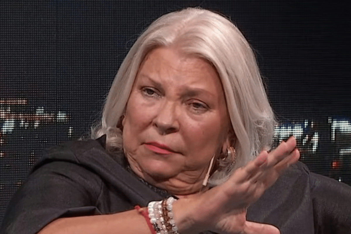“Un día no va a poder caminar por las calles”: Elisa Carrió cargó contra Javier Milei por sus insultos